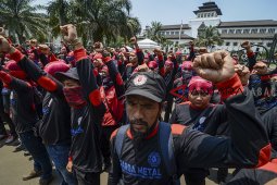 Tuntut kenaikan upah