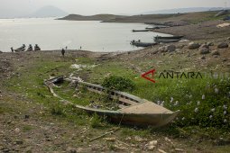 Waduk Jatiluhur surut