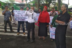 Warga Binduriang datangi gedung dewan tuntut pembangunan jalan