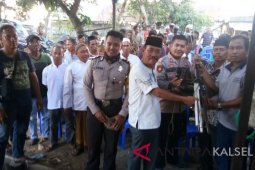 Video - Belasan warga Pihanin Raya menyusul serahkan alat setrum ikan