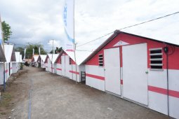 Pertamina Serahkan 250 Unit Rumah Transisi Lombok