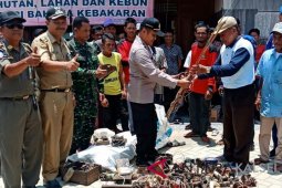 Ratusan warga serahkan alat setrum ke Polsek Daha Selatan