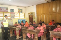 Polisi Ponorogo Mengajar Saat Guru Gelar Aksi