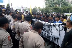 Mahasiswa-DPRD musyawarah di tengah jalan