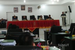 Pemkot Gunungsitoli didesak bayar gaji guru kontrak daerah