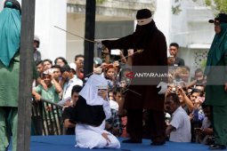 Belasan Pelanggar "Qanun" Aceh Dihukum Cambuk