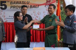 Bawaslu Bali serahkan bantuan korban gempa Lombok