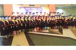 IKIP PGRI Pontianak mewisuda 840 mahasiswanya