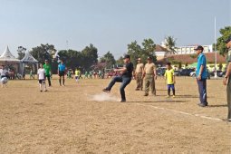 Dandim 0732/Sleman membuka pertandingan sepak bola anak U-9
