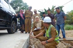 Bupati Muarojambi tinjau pembangunan jalan dan pasar di Sungai Gelam