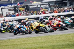 Pebalap Moto2 didiskualifikasi karena meraih pedal rem lawan