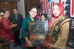 Ketua PKK Tapteng terima penghargaan "Moman of The Year 2018"