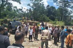 Warga protes penambangan batu di Sungai Idanogawo