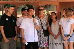 Wisatawan asing bersihkan sampah Pantai Lembongan