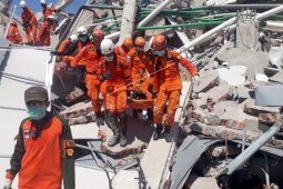 Tujuh atlet paralayang diduga tertimbun reruntuhan hotel