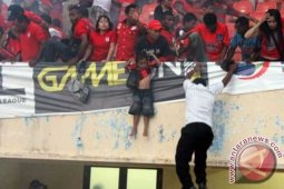 Bentrokan maut antar suporter sepak bola di Guinea tewaskan 56 orang