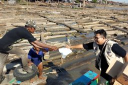 Komunitas Selfi bagikan 800 nasi kotak bagi pekerja