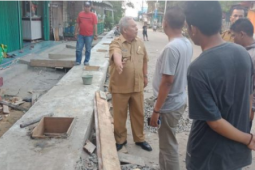 Bupati Tanjabbar pantau pembangunaan drainase kota