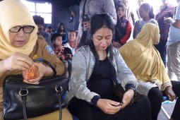 Ibu hamil masih berharap keajaiban keselamatan suami dan anaknya