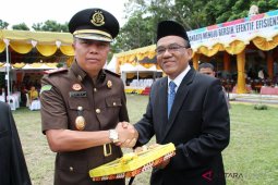 Dinas perpustakaan Labuhanbatu bagikan buku sejarah daerah