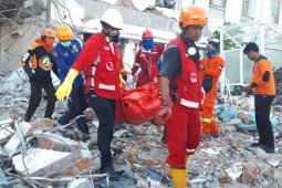 PMI Mengirimkan Kantong Jenazah Ke Lokasi Pesawat Jatuh