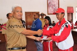 Ratusan atlet-pelatih berprestasi di Bangli terima bonus