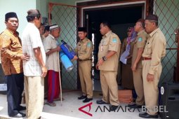 Bupati Bangka serahkan bantauan kepada korban puting beliung