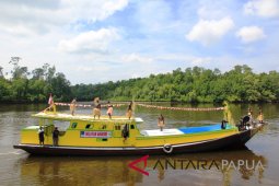 LPMAK hibahkan kapal penangkap ikan dan mobil kepada nelayan