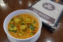 Menikmati lezatnya mie hongkong tiga wonton