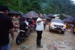 Bupati turut bersihkan material pasca  banjir