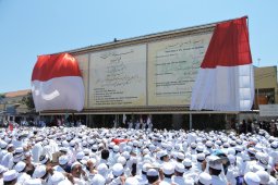Kaligrafi "Raksasa" di Ponpes Salafiyah Syafi'iah Situbondo Peroleh Rekor Muri (Video)