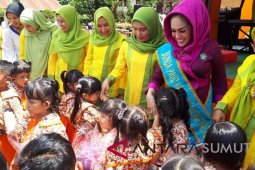 Bunda Paud serahkan bantuan peralatan sekolah