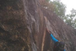Atlet Kayong Utara berlatih di tebing batu