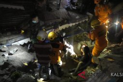 SAR Banjarmasin evacuates a victim three days buried in a rubble