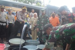 Polres Situbondo Drop Air Gunakan "Water Cannon" (Video)