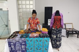 Dharma Pertiwi gelar membatik massal