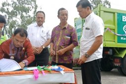 Toba Plup bantu truk sampah dukung Danau Toba