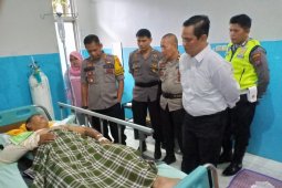 Kapolres HST besuk anggota sakit