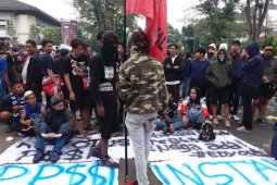 Bobotoh gelar aksi damai di Gedung Sate