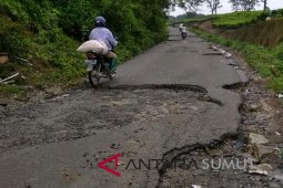 Jalan wisata Danau Toba perlu perbaikan