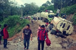 Ruas jalan nasional Batu Jomba macet total akibat truk terperosok