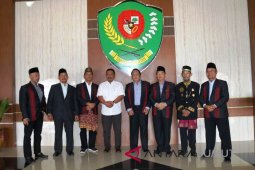 Dewan adat sambangi Kantor Bupati Tapsel