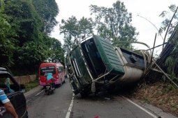 Truk pengangkut  CPO terbalik di Sibolangit