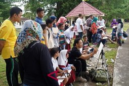 Puluhan siswa pulau Ay praktik belajar sketsa