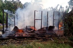 Sebuah rumah semi permanen ludes terbakar