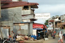 Pemkot diminta benahi bangunan alihfungsikan trotoar