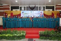 Bupati-Ketua PKK tanam pohon buah-buahan
