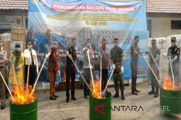 Bea Cukai bakar jutaan batang rokok ilegal