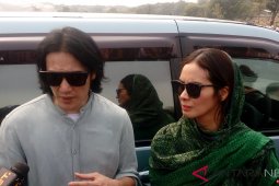 Kabar duka menyelimuti aktor Vino G. Bastian, sang bunda Herna Deiby meninggal dunia