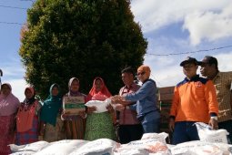 PT. NSHE serahkan bantun korban banjir Tapsel
